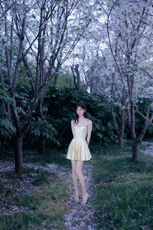 赵露思直播##赵露思 澳门鬼迷日眼的照片##赵露思高定短裙