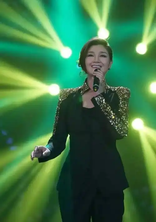 歌手降央卓玛:因丈夫高颜值疯狂倒追,婚后生3胎,如今幸福美满