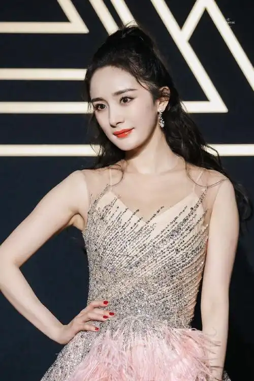 杨幂超话#杨幂爱的二八定律#191228星光大赏"想在你的眼睛里坠落"