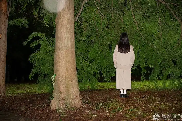 李梦雨中丛林质感写真 自在游走的随性洒脱