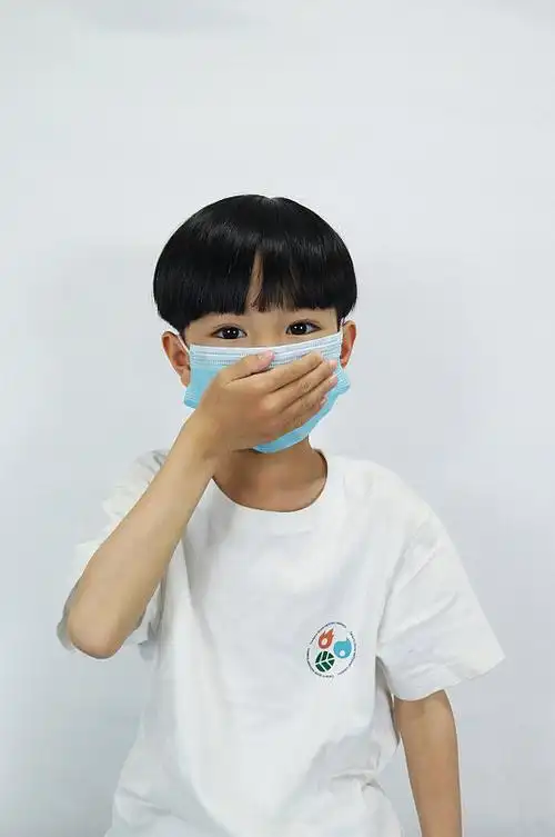 疫情防控戴口罩男孩学生儿童节人物摄影照片
