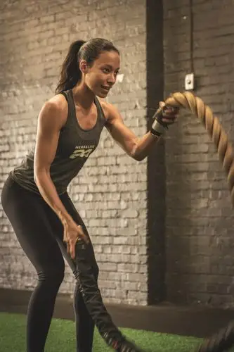 一个女人做绳索运动的照片|休闲,位置,健康,健身,健身房,坐着,垫子