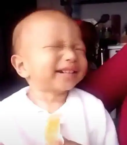 原创妈妈给娃喂酸橘子,宝宝露出"宋小宝"式表情,宝宝:妈妈,你可长点心
