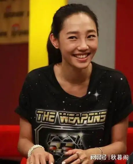 39岁白百何带儿子踢球,儿子头发披肩像女儿,老公抱着双臂站一边