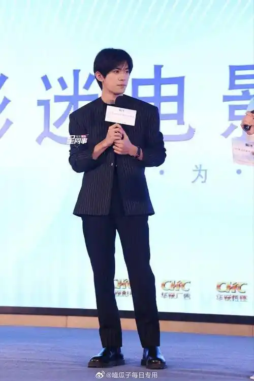 易烊千玺今日活动生图来看看是你pick的帅哥吗676767