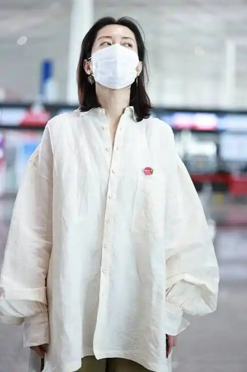 刘敏涛现身北京机场身穿白色衬衣简单低调