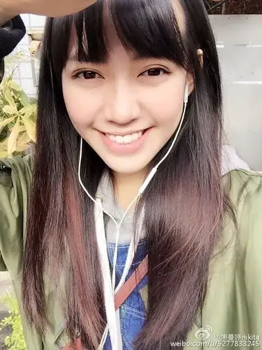 焦恩俊大女儿大眼v脸美翻 : 焦曼婷是焦恩俊的大女儿,1995年出生,不仅