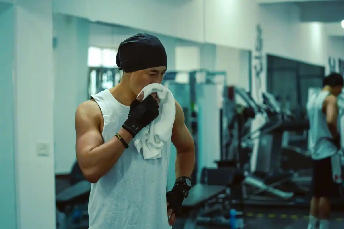 剧组提供那么好的健身房和那么专业的教练,久违一年半没健身,我打算在