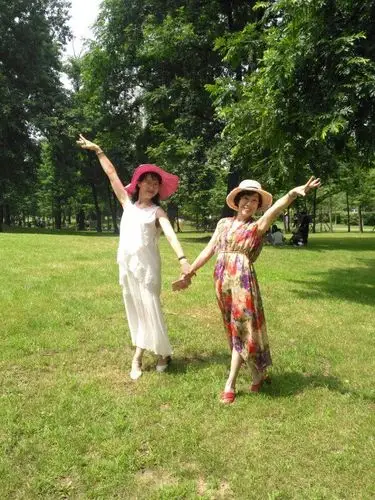 美丽的夏日姐妹三人珍珠公园摆拍美照心情大好