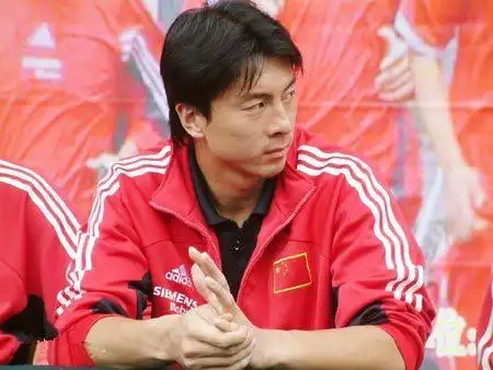 落魄的前大连国脚,与娇妻离异独自抚养女儿,为生计不惜当司机|肖钦|王