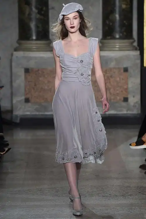 路易莎·贝卡里亚2015米兰时装周秋冬成衣系列用刺绣,薄纱,格纹甚至