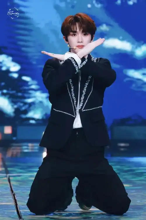 丁程鑫超话04#湖南卫视中秋之夜#少年伴光而行 探寻无限未知可能