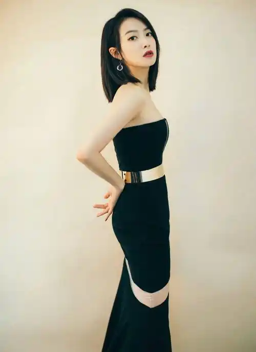 宋茜三登芭莎!素颜照曝光,风格迥异不像一个人,手上的美甲抢镜