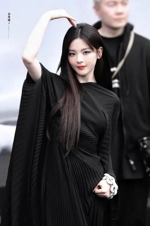 *  31303134333238303630  黑色酷女孩  @杨超越