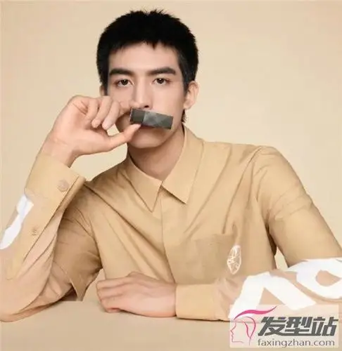 戏外的她剪了个利落干练的短寸,对于很多男生而言,只是精神小伙,但对