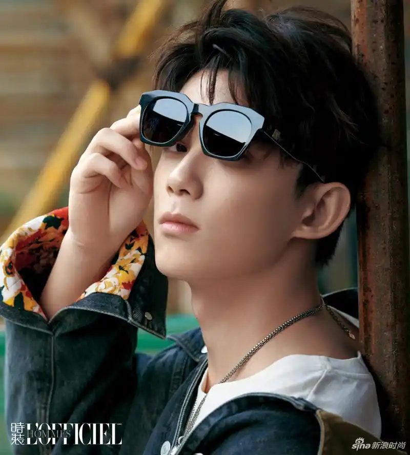 吴磊登《时装男士》6月封面 大胆玩转靓丽少年色