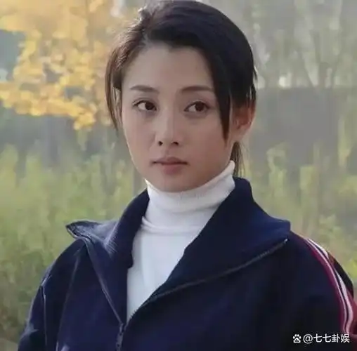 最近,有狗仔拍到了一组殷桃的照片,她的小腹微微隆起,身穿一袭白色