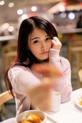 休闲90后清纯美女生活照 眼神清澈天真无邪