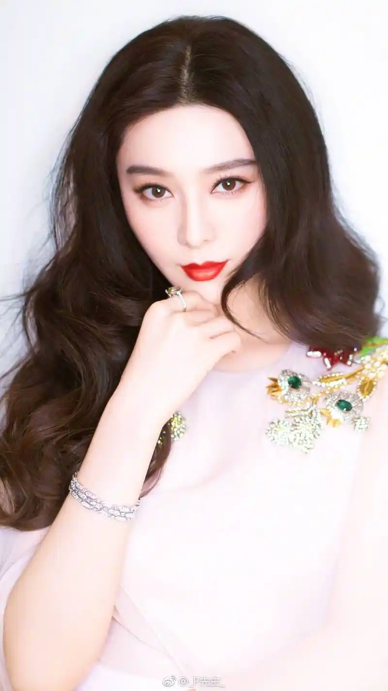 范冰冰究竟有多美艳?看看她的烈焰红唇大波浪你就知道了!