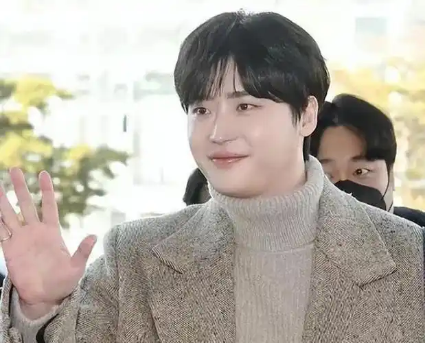 8月6日,李敏镐现身泰国参加某活动,但他的亮相却让网友大吃一惊,并