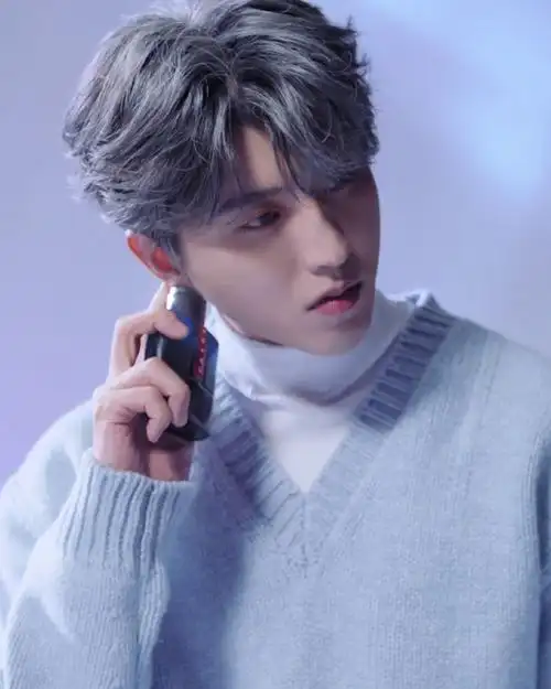 生截 好温柔的蓝色毛衣look#蔡徐坤prada香水代言人#蔡徐坤 cxk