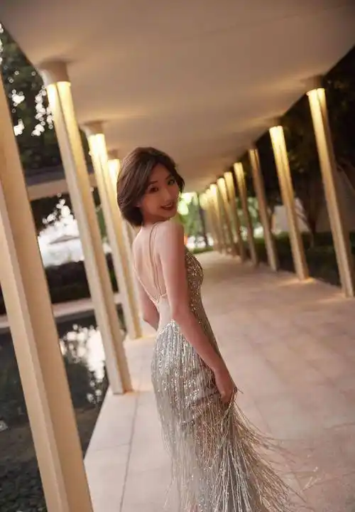 毛晓彤穿深v露背裙太火辣!