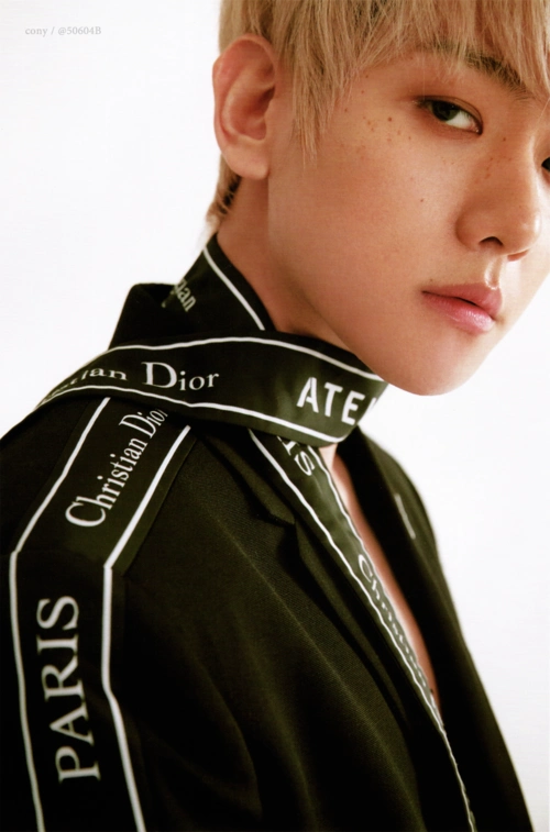 2018exo伯贤:杂志《lined》发售_高清图片大全-爱豆app