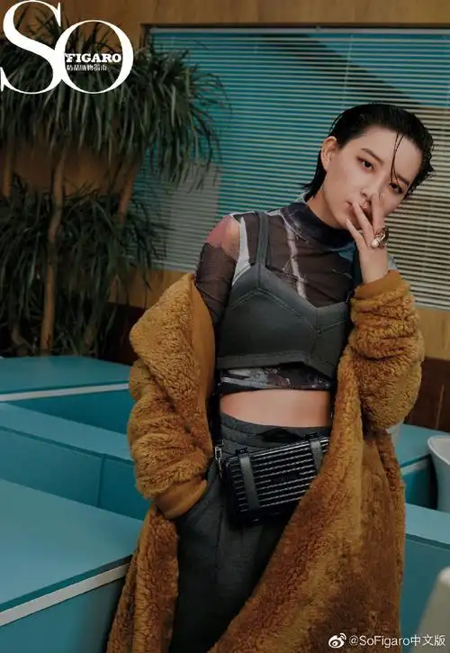 封面故事##李斯丹妮办公室复古大片