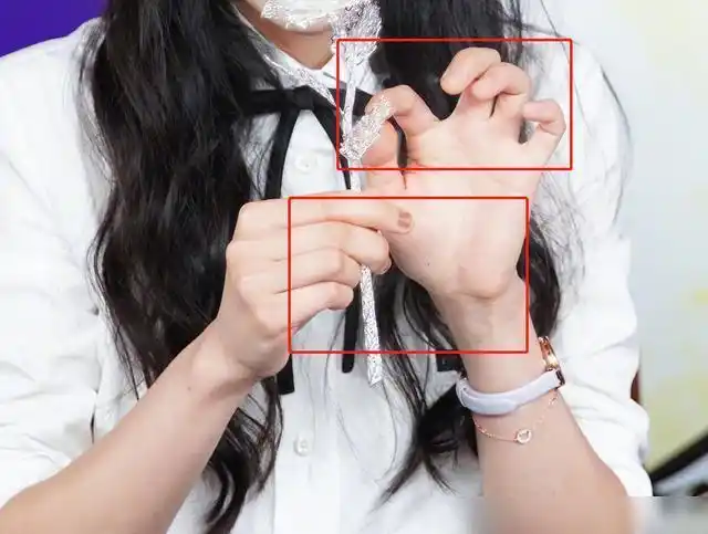 郑爽引争议后再直播,镜头放大她的指甲后,确定是女明星的手吗?