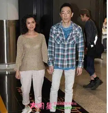 朱茵为什么嫁给黄贯中 朱茵和黄贯中的结婚照