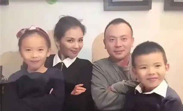 刘涛晒全家福,44岁似少女,老公王珂憔悴被吐槽像老头_家庭_生活_照片