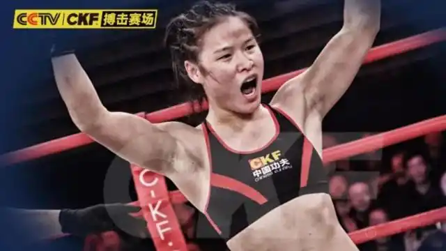 张伟丽经典比赛一记大招干掉美女对手