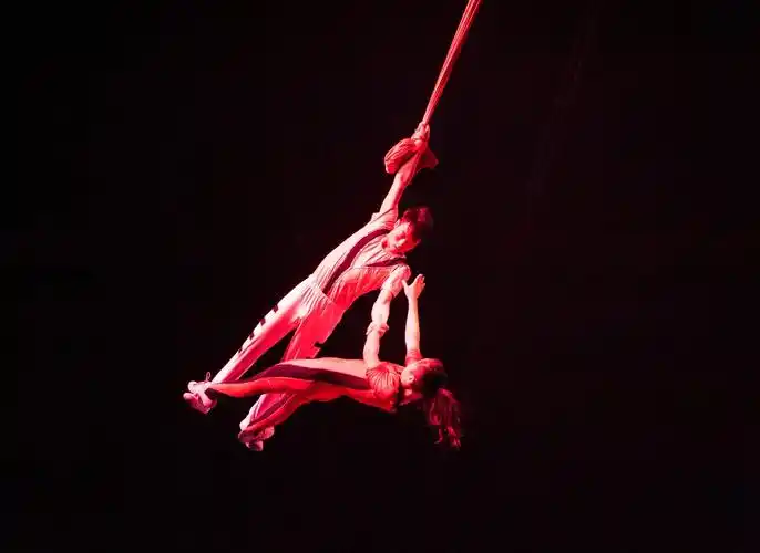 周末, 合肥非遗园看国际大马戏,欣赏高空惊险杂技-高空绸吊节目,表演