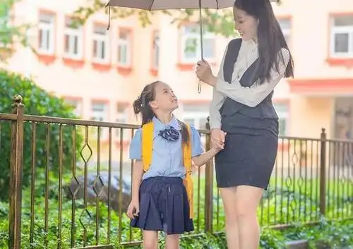 90后妈妈穿着清凉接娃被孩子同学嘲讽后反驳我有穿衣自由