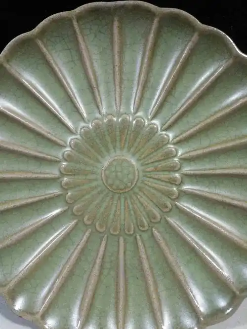 佚名官窑冰裂纹瓷器菊花口笔洗