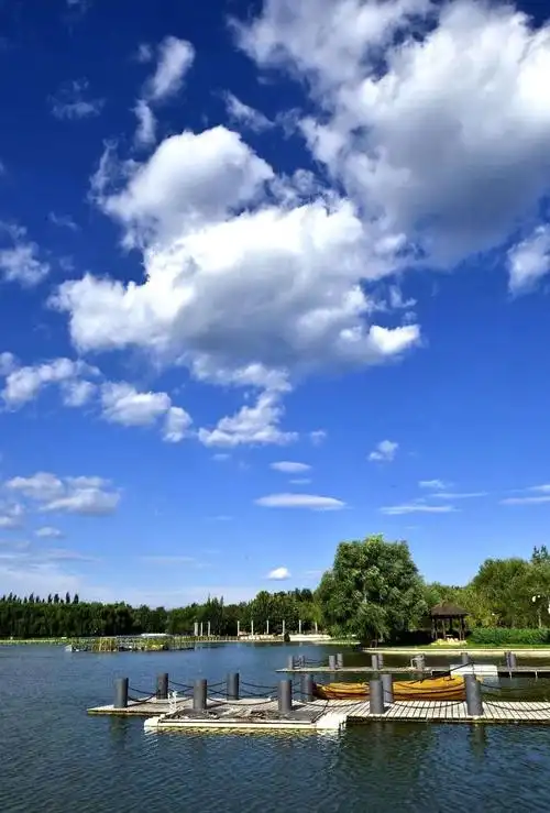 我们生活在蓝天白云的日期与日俱增.蓝天白云带给我们好环境和好心情.