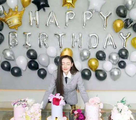 张天爱生日宴太奢华六款蛋糕贵气十足不料礼物拆出一箱大白菜