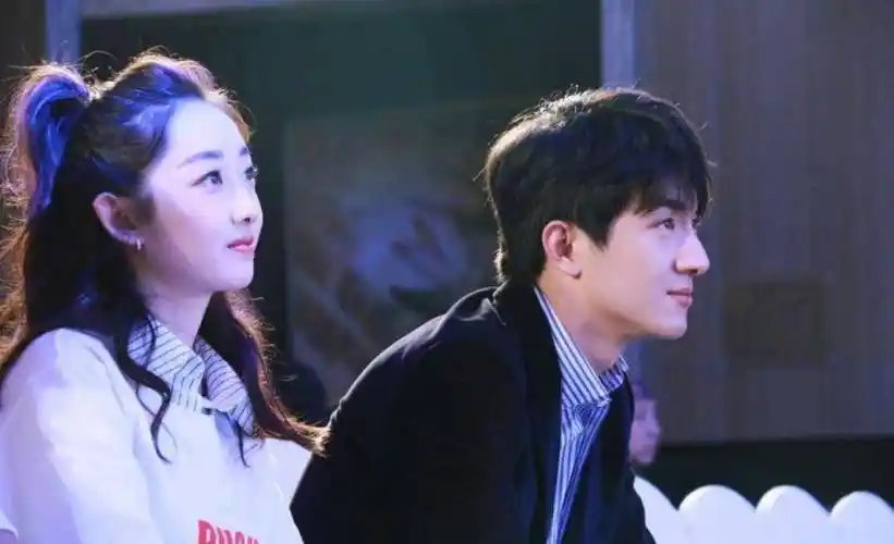 林更新疑似恋情曝光,路人面前大方相拥举止亲密,网友:爱情来了_女子