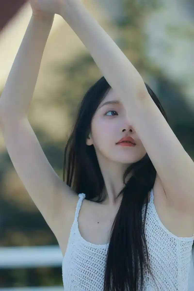 姜贞羽早秋纯欲风写真!身穿纯白吊带连衣裙,衬出雪白少女肌肤