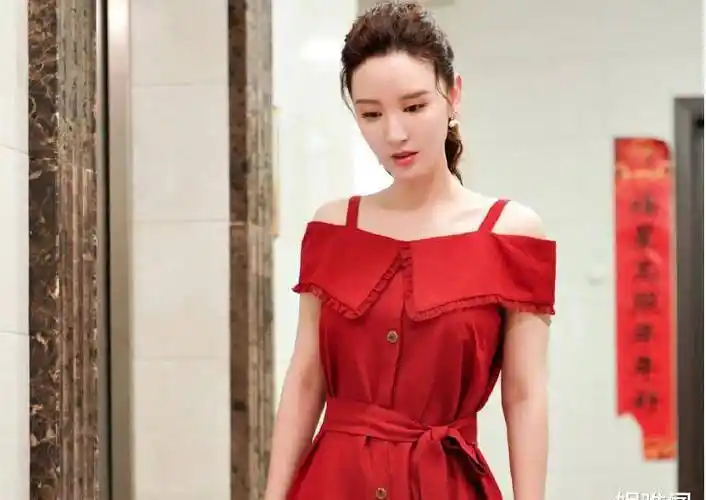 张萌分享片场照,大胆尝试光头造型亮人眼,样子莫名撞脸娄艺潇_头套