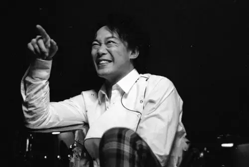 陈奕迅图片 黑白的 多一点 横着看的 急!