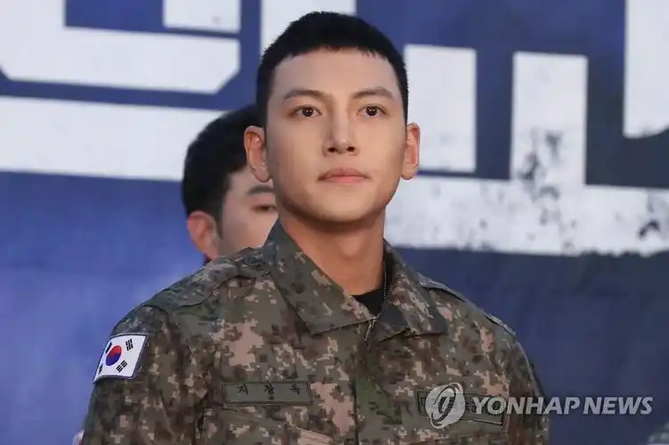 池昌旭寸头军装帅气依旧