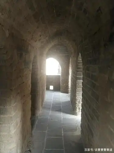 烽火台内部,没有修复的痕迹,有种穿越历史的感觉