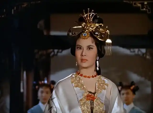 被誉为"羞花"的她姿质丰艳,妩媚温顺,深得唐明皇宠爱成为杨贵妃,但这