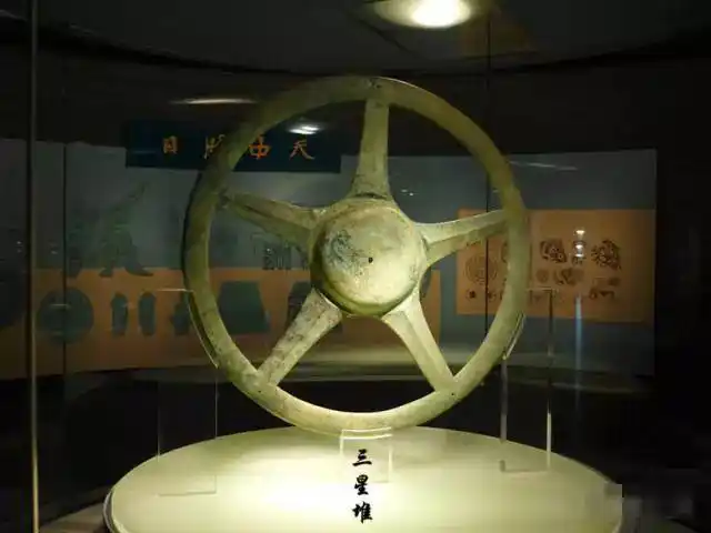 这件器物是三星堆铜器中最令人费解的几件器物之一,因为和太阳芒纹