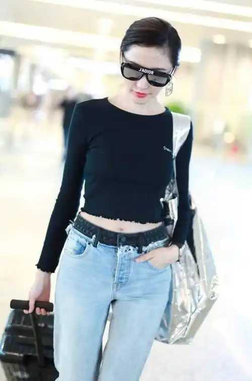 张天爱身材太有料了,普通的紧身衫都被撑成露脐装了,真让人羡慕_造型