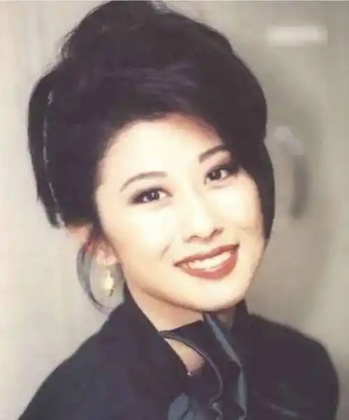 介绍一下,叶倩文,生于台,长于加拿大,成名于香港,一个成长于优渥家庭