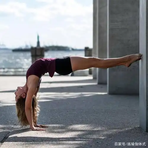 百变女神毛晓彤,一袭白色连体裤飘逸潇洒,气场全开满满女神范
