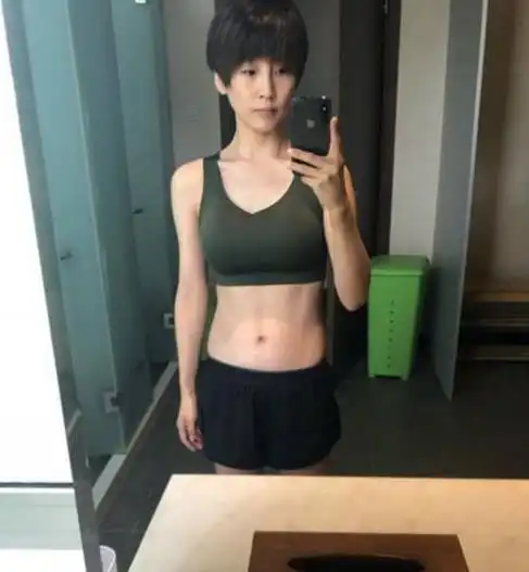 谢楠素颜大秀蛮腰紧身运动背心马甲线十分明显图