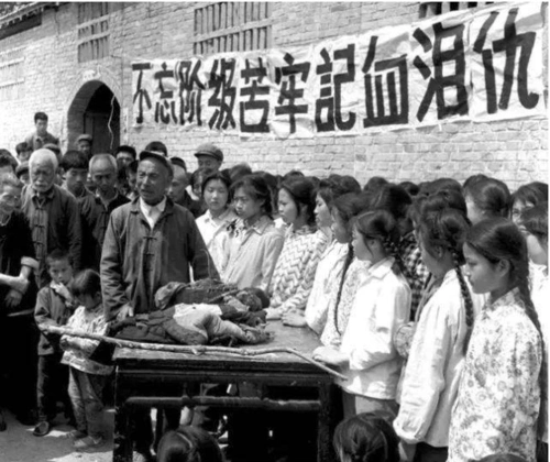 果老原创:生产队里开大会_旧社会